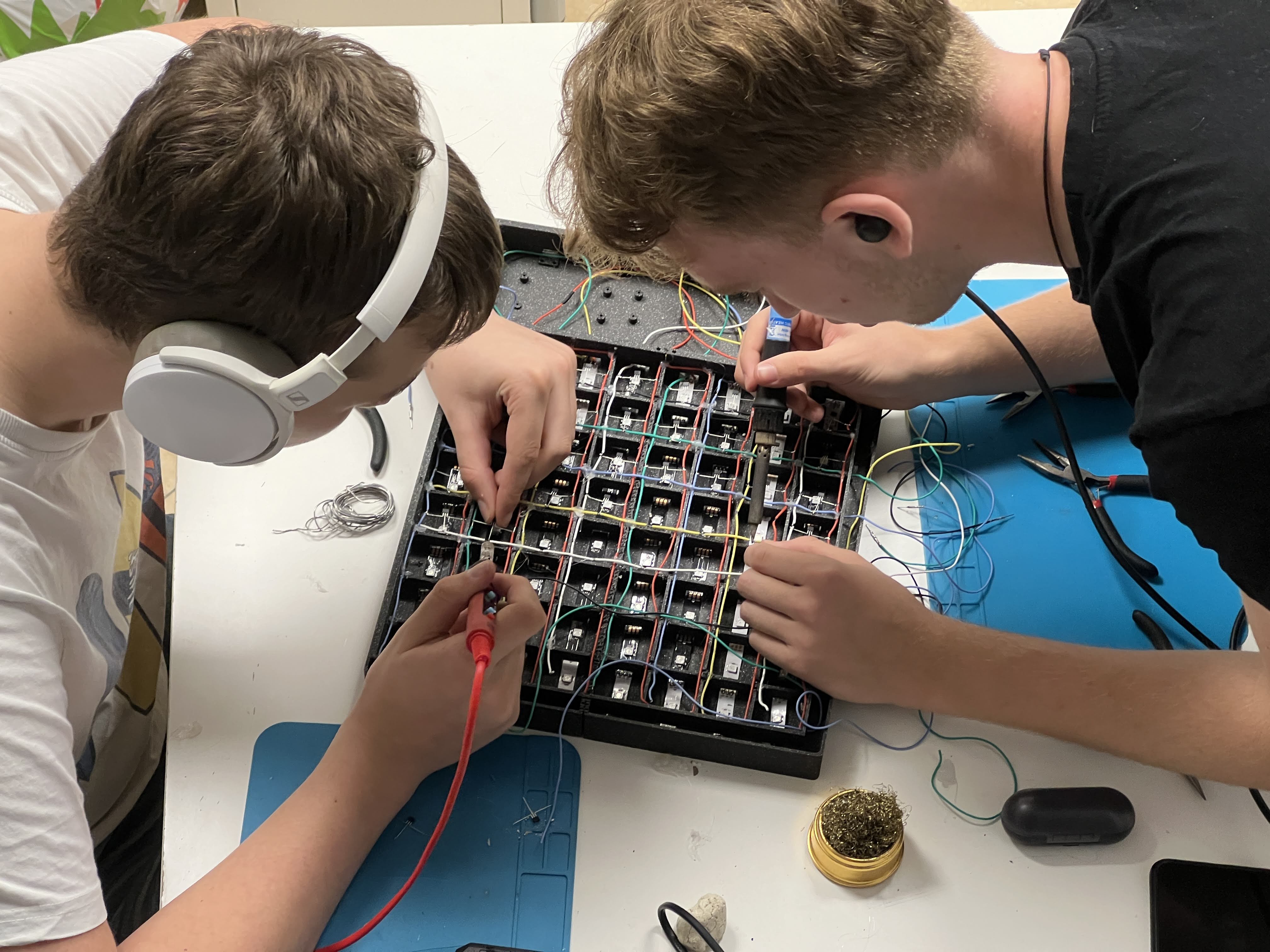Tim srednjoškolaca radi na elektroničkom projektu