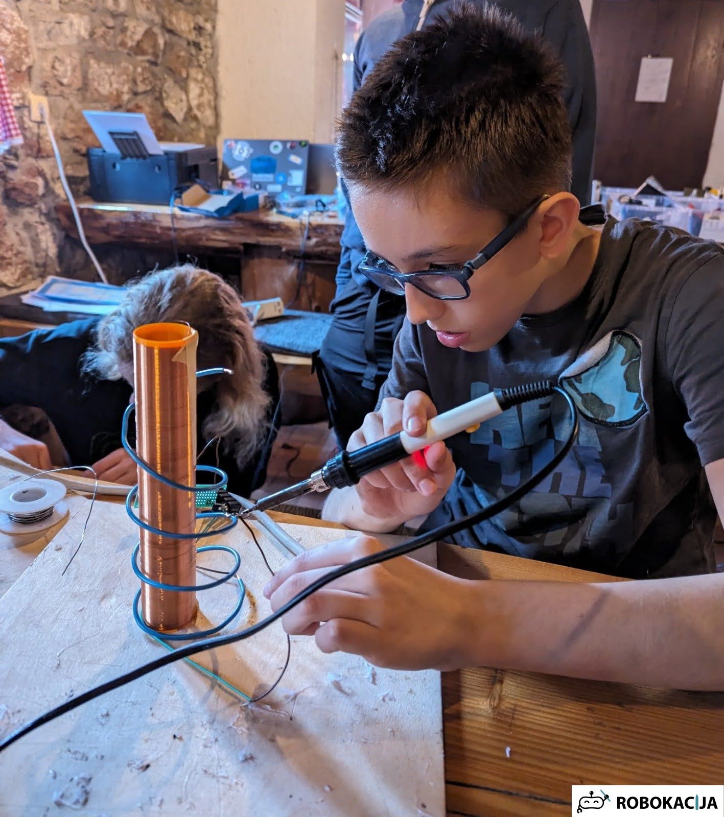 Srednjoškolci i mentor grade robot